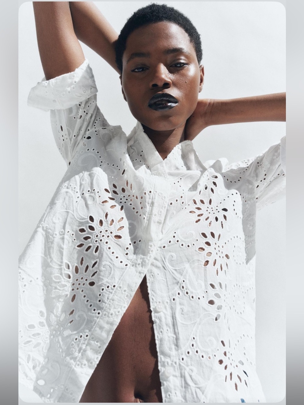 Zara cotton eyelet collared button down shirt in white. Size: Medium